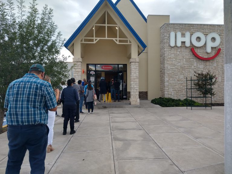 Responden saltillenses al National Pancake Day, en apoyo a Niños con Leucemia