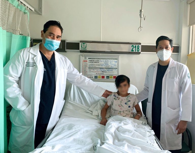 Salvan vida a niña de diez años al colocar la primera válvula pulmonar en IMSS de Torreón