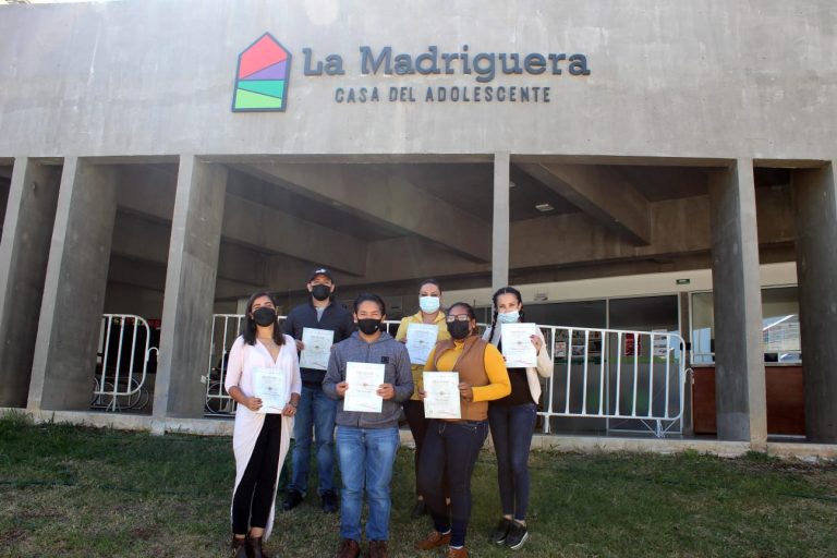 Entrega Coahuila constancias del Taller de Computación a jóvenes de La Madriguera