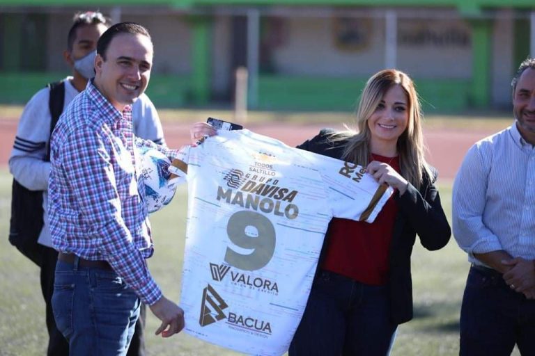 Visita Manolo a jugadores del Saltillo FC