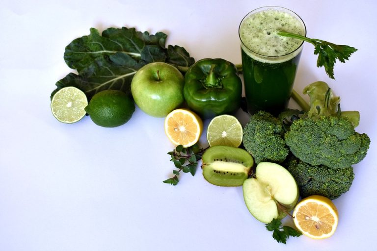 Jugo verde: 3 beneficios de tomarlo en ayunas para desinflamar