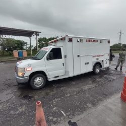 Llevaban hacinados en ambulancia ‘patito’ a 36 migrantes en Tabasco