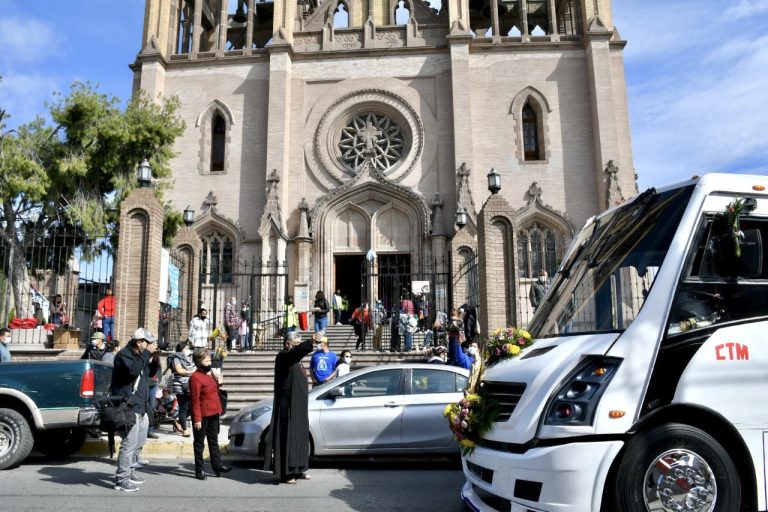 Transportistas celebran a la Virgen de Guadalupe a bordo de vehículos