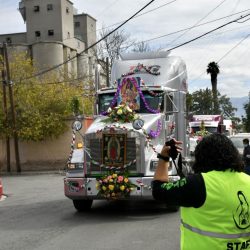 Transportistas celebran a la Virgen de Guadalupe a bordo de vehículos3
