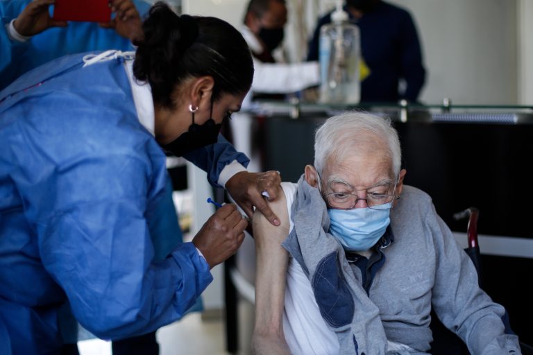 Vacuna de refuerzo COVID será universal: López Obrador