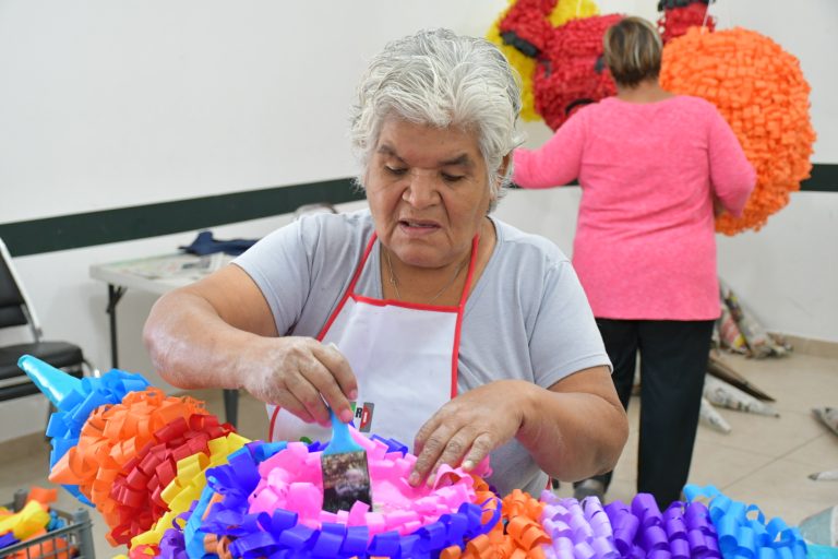 Comienzan adultos mayores la elaboración de piñatas en centro comunitario Santos Saucedo 