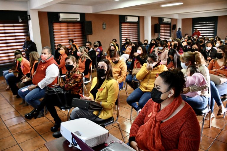 Dirigen a trabajadoras municipales charla sobre las “20 claves de la mujer exitosa” 