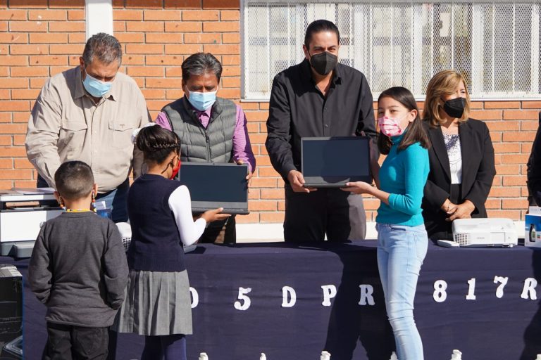 Entrega Chema Morales apoyos en escuela de Parajes de Los Pinos