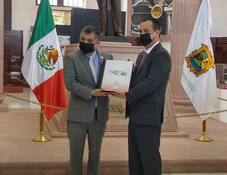 Entrega Fernando de las Fuentes Cuarto Informe de Miguel Riquelme al Congreso de Coahuila