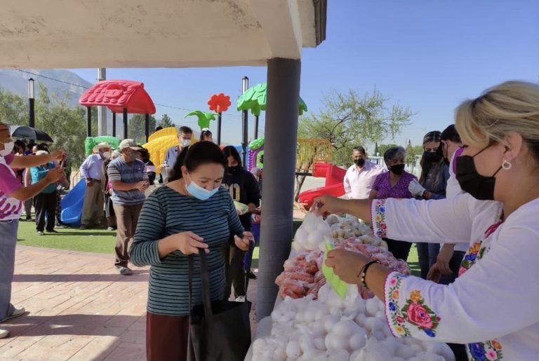 Familias en ejido Higueras aprovechan servicios en feria rural