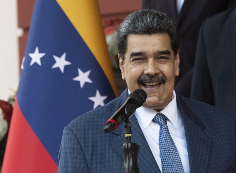 Insólito, Nicolás Maduro adelanta por decreto la Navidad