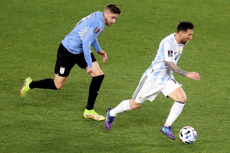 Messi evoluciona bien de molestia física y se perfila para jugar contra Uruguay