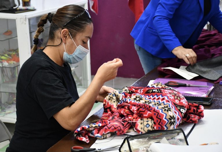 Mujeres de taller municipal de costura elaboran prendas para sumarse a colecta invernal 