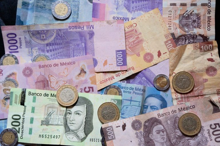 Peso cae a su peor nivel en 14 meses por nueva variante sudafricana de covid; dólar rebasa los 22 pesos