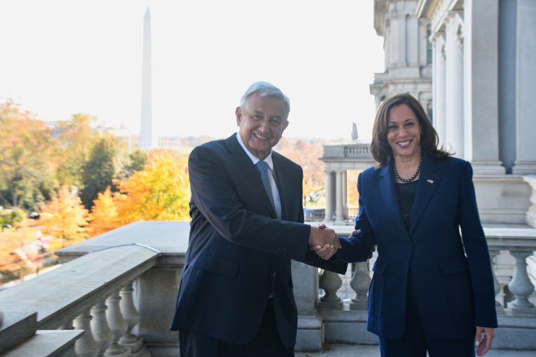 Pide López Obrador a Kamala Harris invertir en Centroamérica y regularizar mexicanos