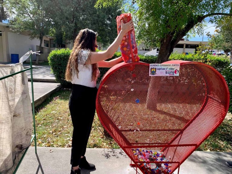 Reciben corazón metálico para reunir taparroscas y apoyar a personas con cáncer en la FCC