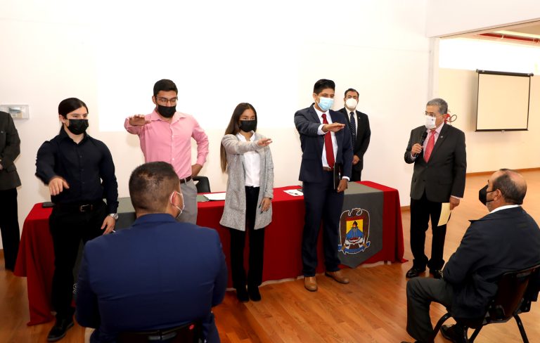 Rector de la UA de C toma protesta a Consejeros Directivos y a la Sociedad de Alumnos de la Facultad de Sistemas