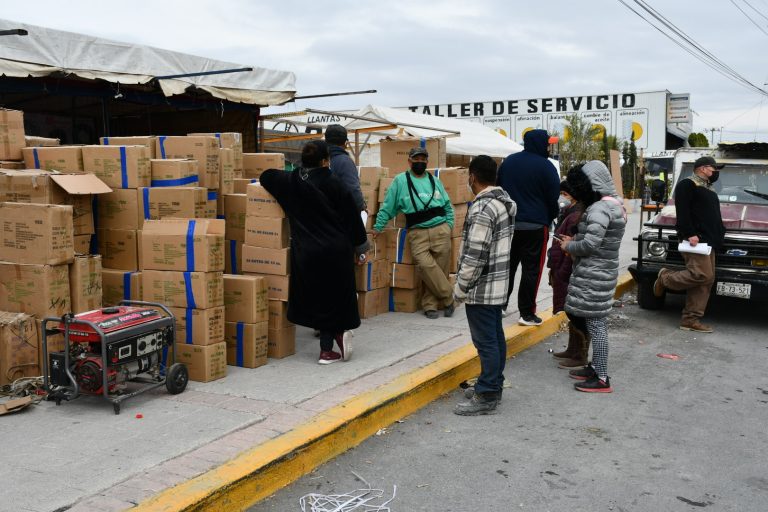 Se establecen comerciantes en mercado navideño de Ramos