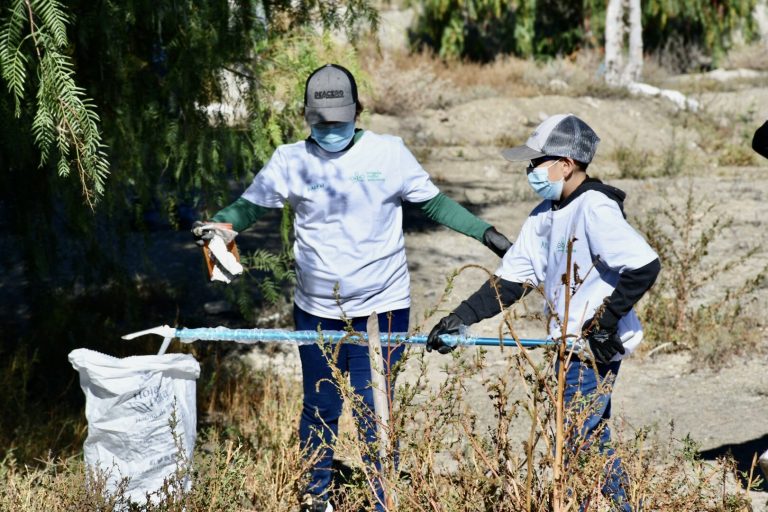 Suman voluntades para mantener limpio el Arroyo del Pueblo    