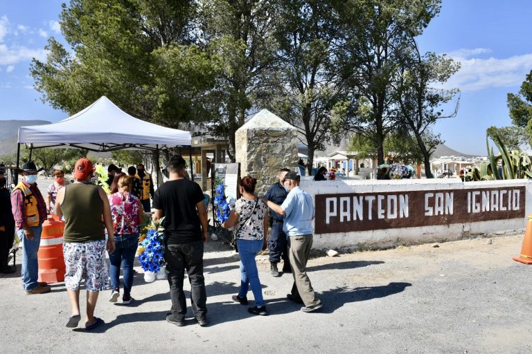 Visitan familias a sus difuntos en panteones de Ramos Arizpe