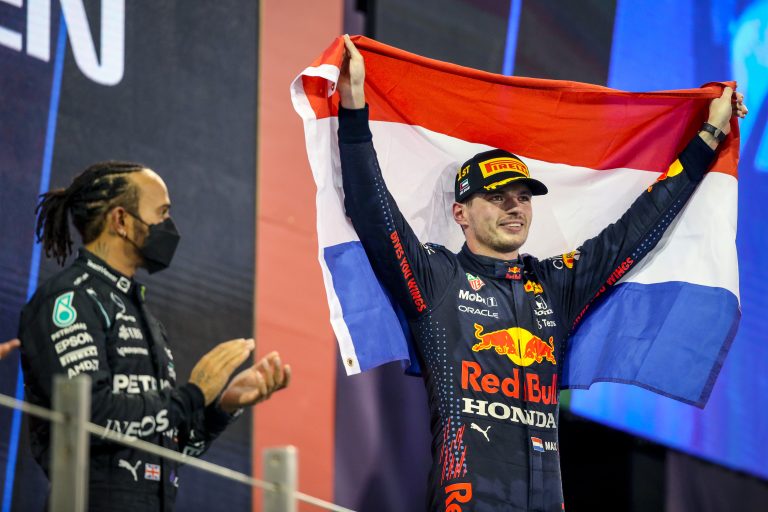 Con apoyo de Checo Pérez, Verstappen se alza con el título de la Fórmula 1