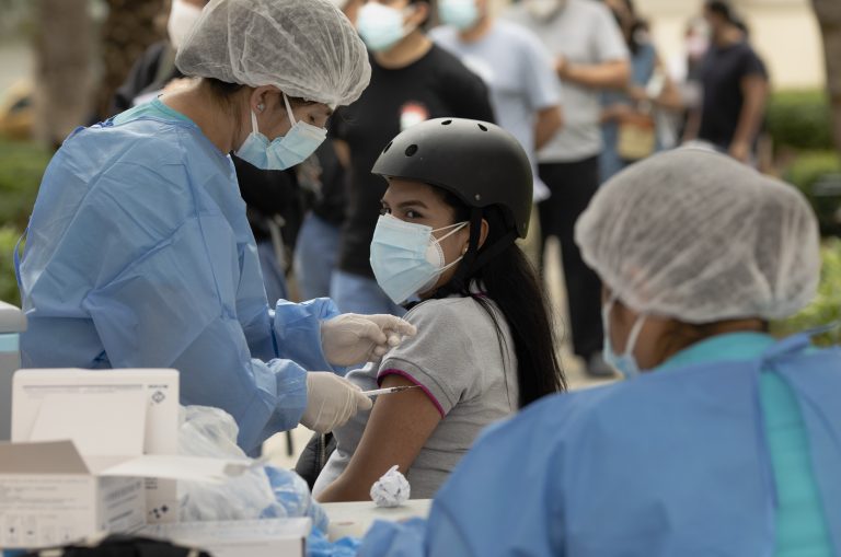 Casos COVID se disparan en el mundo: OMS reporta incremento del 11% la semana pasada