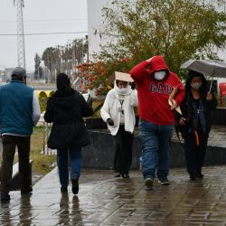 Bajas temperaturas no detienen a adultos mayores; Se vacunan contra el COVID-19 4