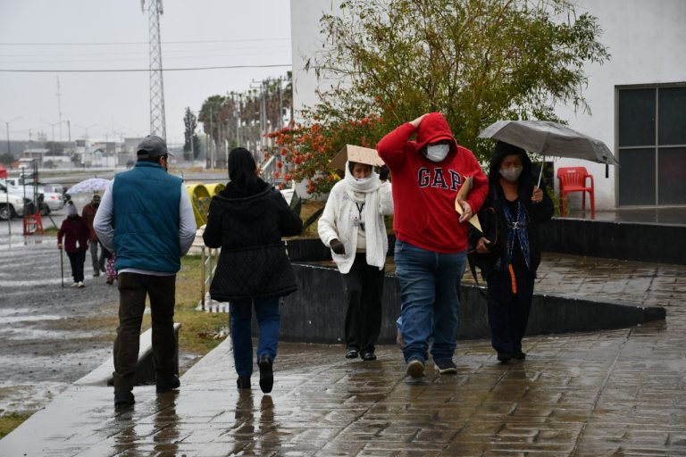 Bajas temperaturas no detienen a adultos mayores; Se vacunan contra el COVID-19 