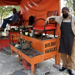 Con más de 40 años de historia el ‘Bolero Vargas’ lustra el calzado de los ramosarizpenses