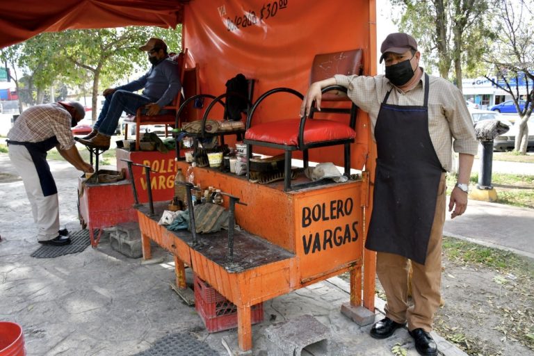 Con más de 40 años de historia el ‘Bolero Vargas’ lustra el calzado de los ramosarizpenses 