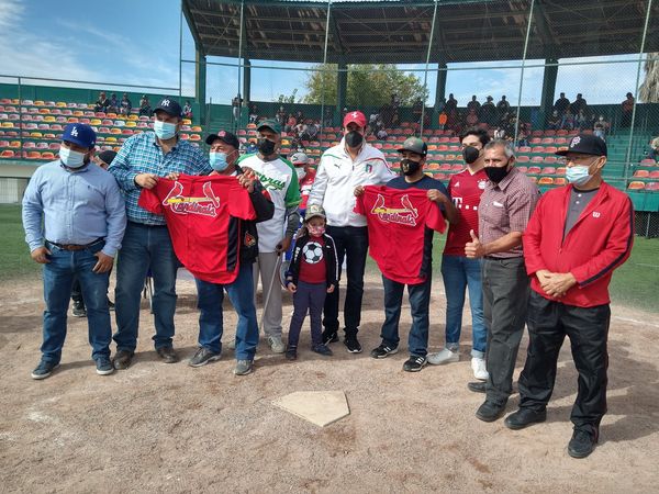 Entrega Chema Morales uniformes a equipos de Liga Municipal de Béisbol de Ramos Arizpe