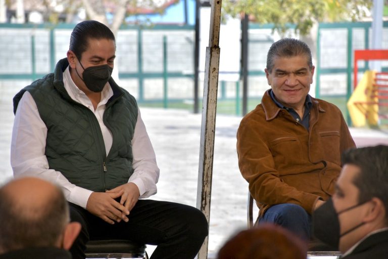 Miguel Riquelme y Chema Morales entregan plaza pública en la colonia El Escorial