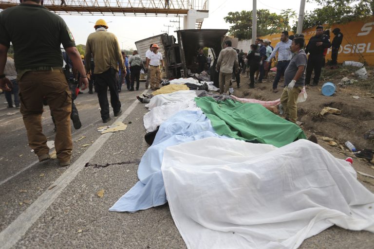 Aumenta a 55 la cifra de migrantes muertos tras volcadura de tráiler en Chiapas