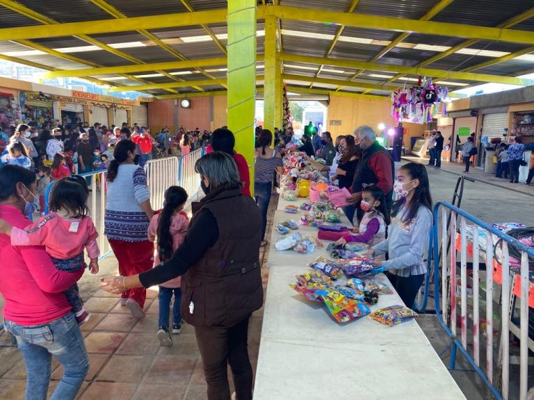 Comerciantes de Mercado Analco entregaron mil 500 juguetes a niños del poniente de Ramos Arizpe