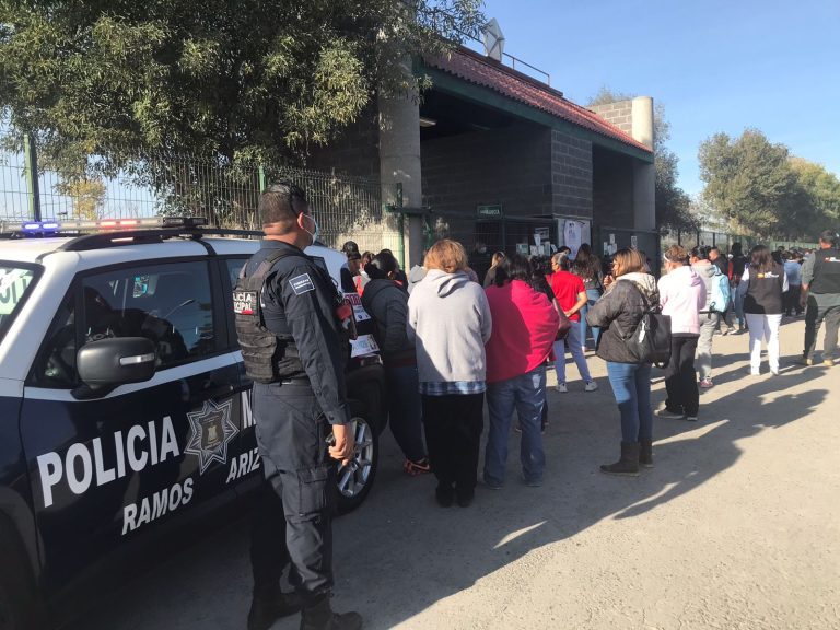 Con largas filas transcurre la vacunación antiCovid en menores de 15 a 17 años en Ramos Arizpe