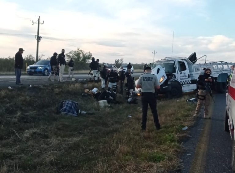 Mueren dos elementos de GN en volcadura en la 57 en Sabinas