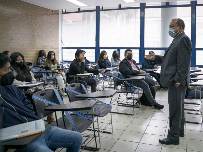 Deserción escolar en estudiantes universitarios