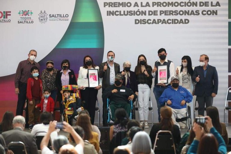 Reconoce Manolo a promotores de la inclusión y entrega aparatos funcionales