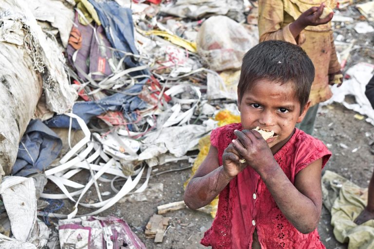 En México, más de un tercio de la población en pobreza son niños: OCDE