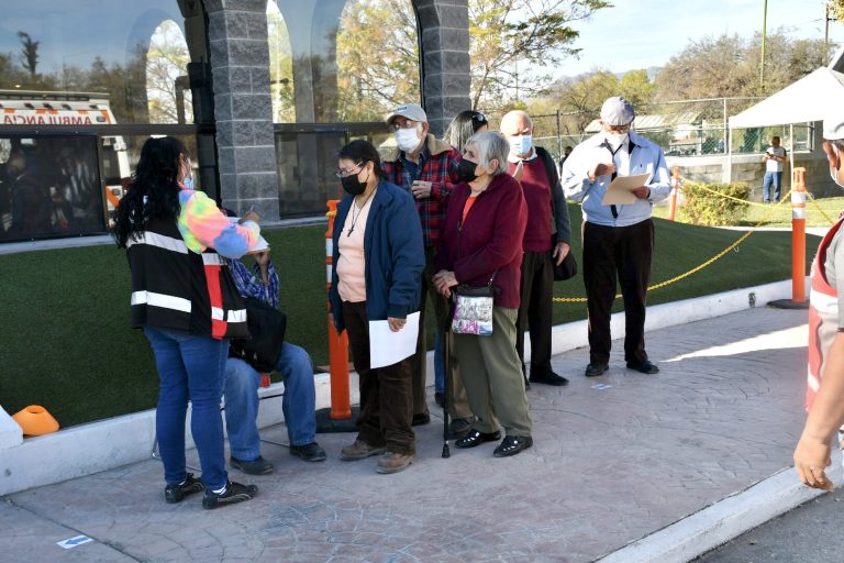 En tercer día de vacunación, inmunizan a casi 3 mil adultos mayores en Ramos Arizpe  