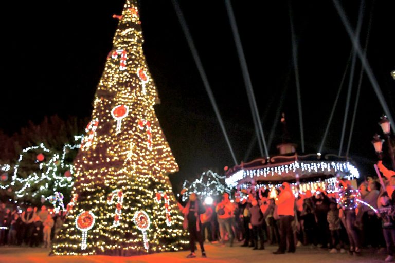 Encabeza Chema Morales tradicional encendido del pino navideño 