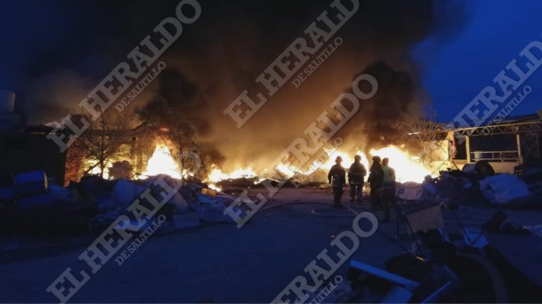 Incendio consume recicladora