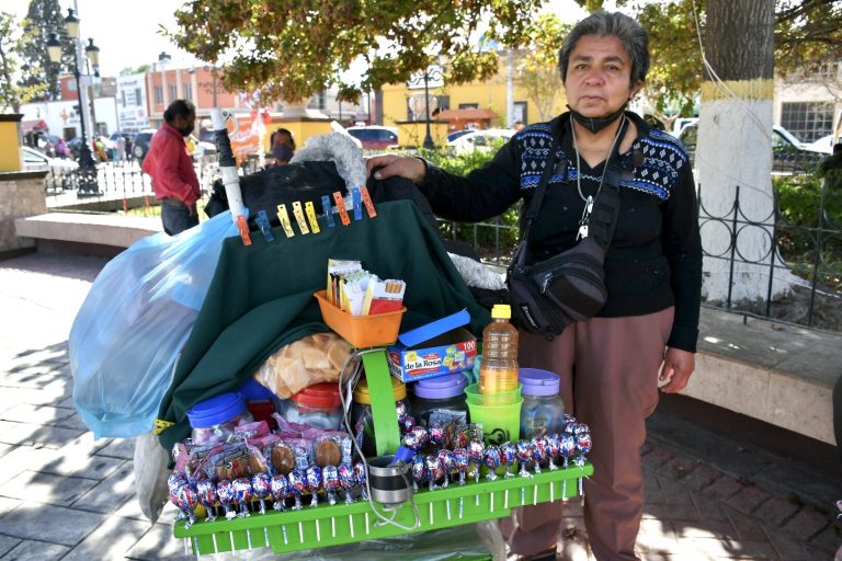 Nada detiene a doña Carmela; vende dulces para brindar sustento a su hijo