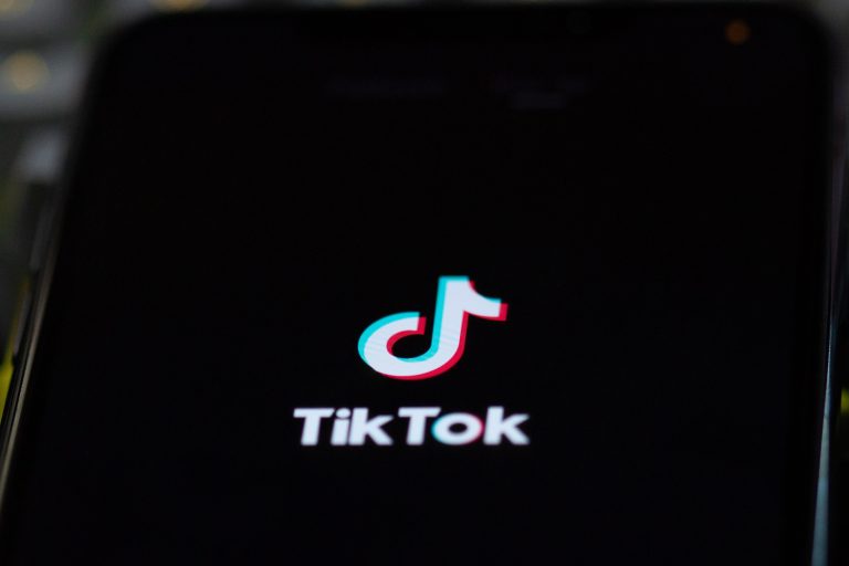 Una moderadora de TikTok demanda a la plataforma por traumatizarla con fuertes videos