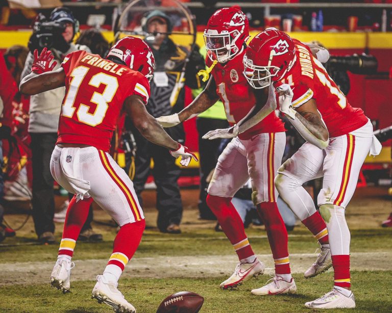 Chiefs aniquilan a Steelers