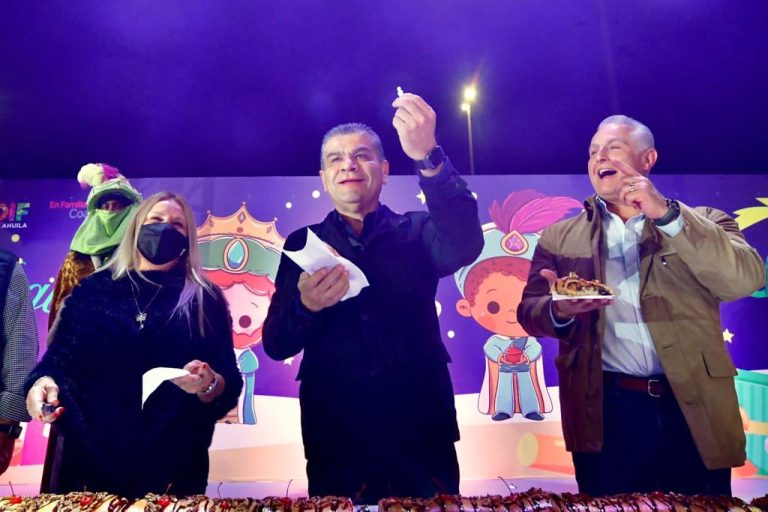 Con Rosca de Reyes, Riquelme y Marcela Gorgón desean a los coahuilenses un gran año