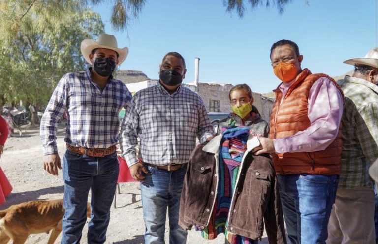 Cobijan a 500 habitantes del área rural de Ramos Arizpe con el ‘Closet de Santa’ 