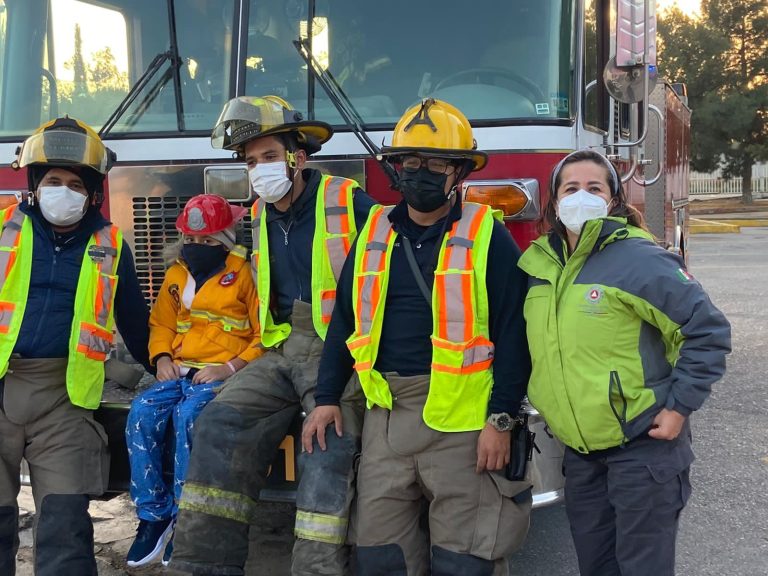 Cumple Cristian Yovani sueño de conocer a sus héroes: los Bomberos de Saltillo