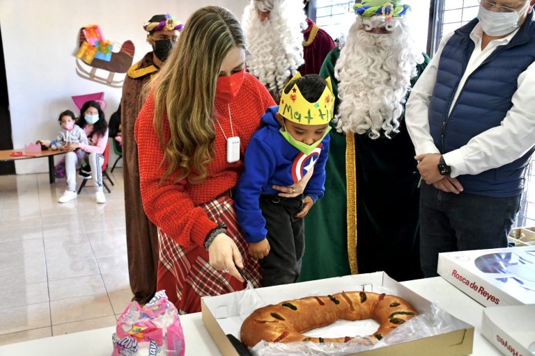 DIF Municipal comparte Rosca de Reyes con niños ramosarizpenses 