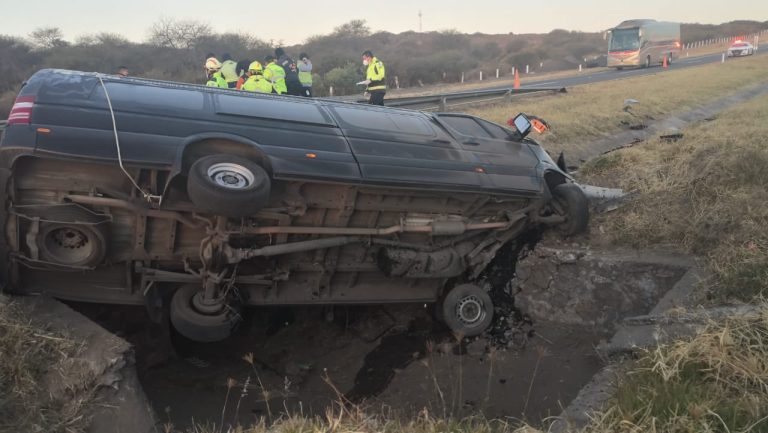 Volcadura de camioneta en autopista de Jalisco deja 12 muertos y 11 heridos